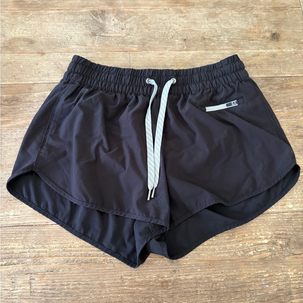 Vuori Women's Black Clementine 2.0 Short 2.5"